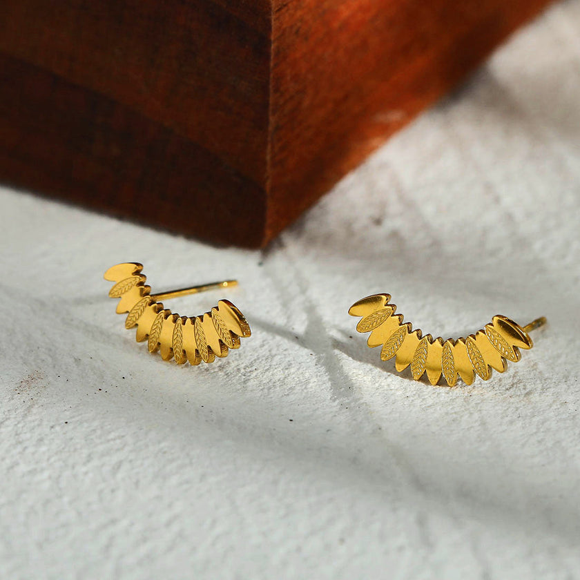 ZOEY : Boucles d'oreilles en forme de feuille incurvée avec motif.