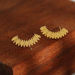 ZOEY : Boucles d'oreilles en forme de feuille incurvée avec motif.