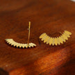 ZOEY : Boucles d'oreilles en forme de feuille incurvée avec motif.