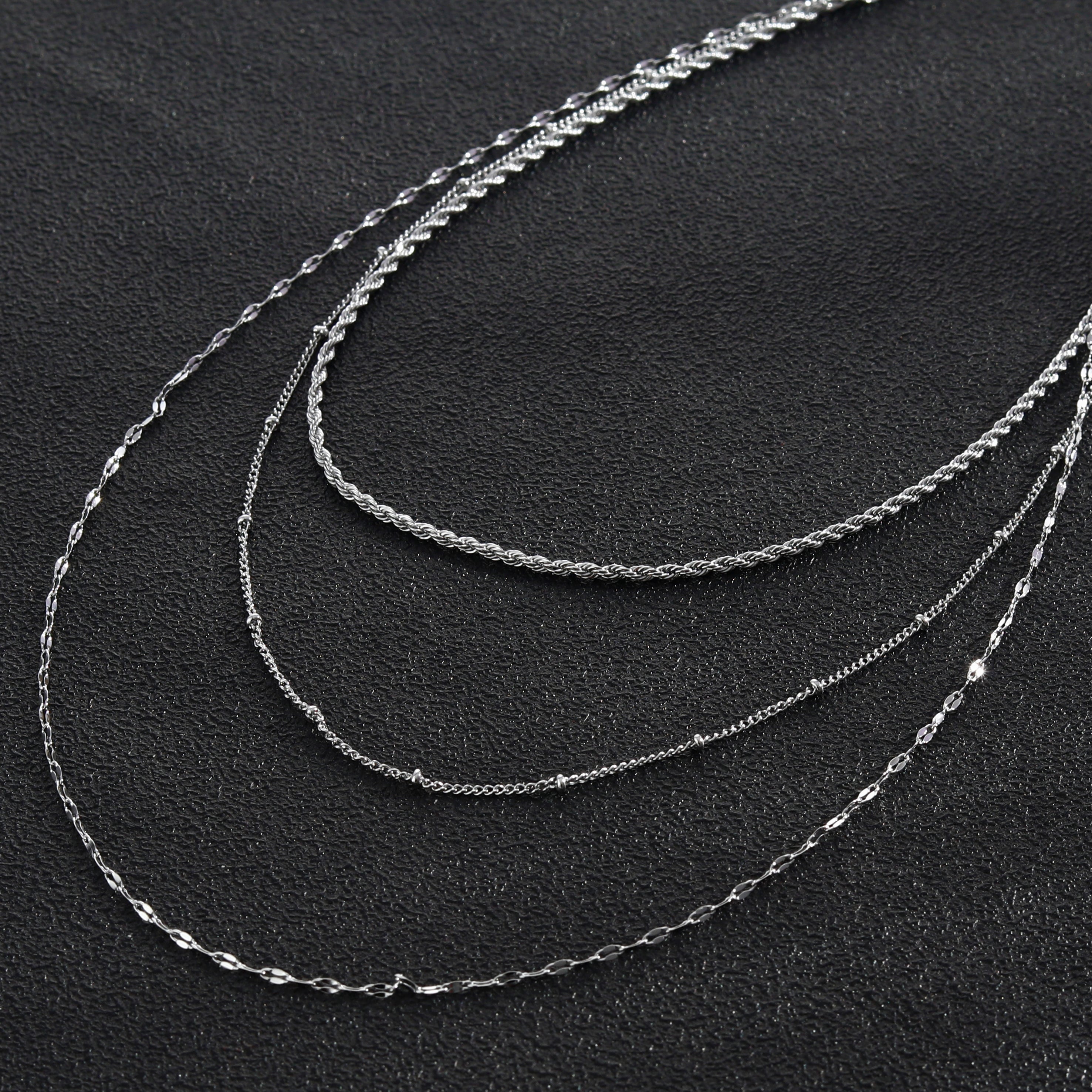 Collier ZURI à trois rangs de chaînes mixtes en argent.