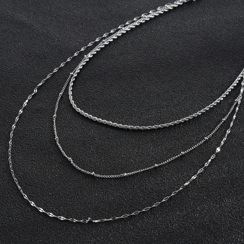Collier ZURI à trois rangs de chaînes mixtes en argent.
