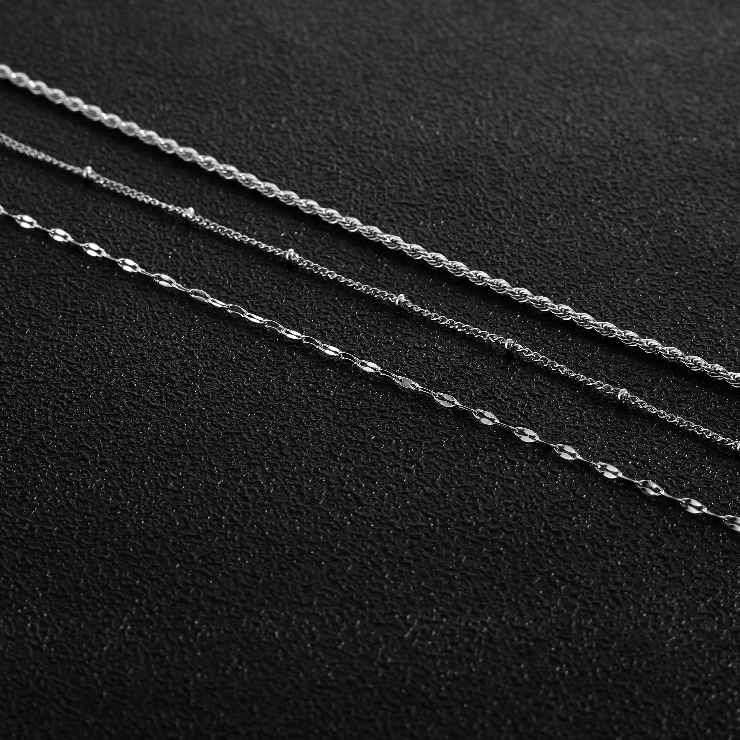 Collier ZURI à trois rangs de chaînes mixtes en argent.