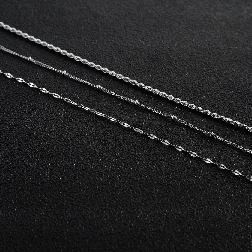 Collier ZURI à trois rangs de chaînes mixtes en argent.