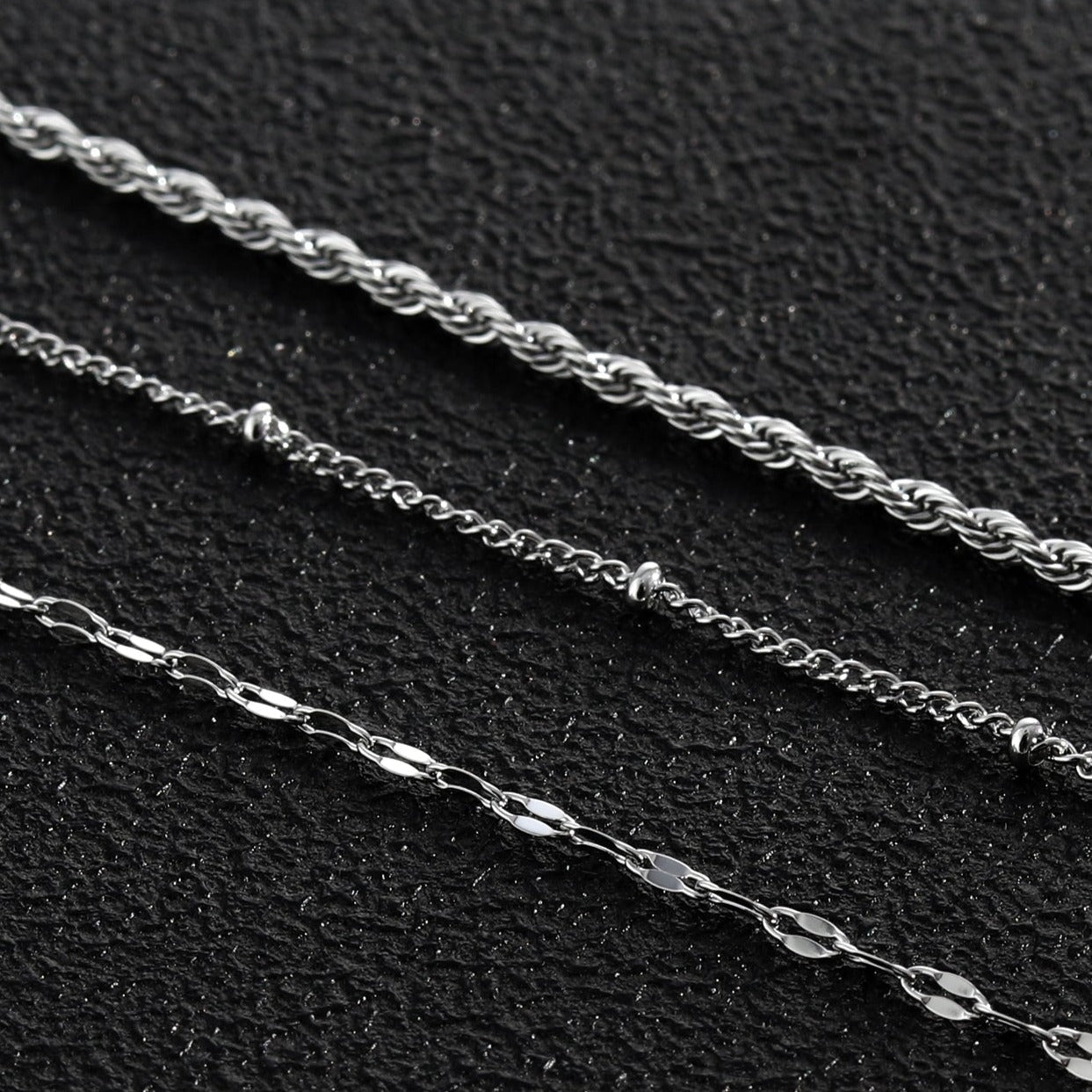 Collier ZURI à trois rangs de chaînes mixtes en argent.