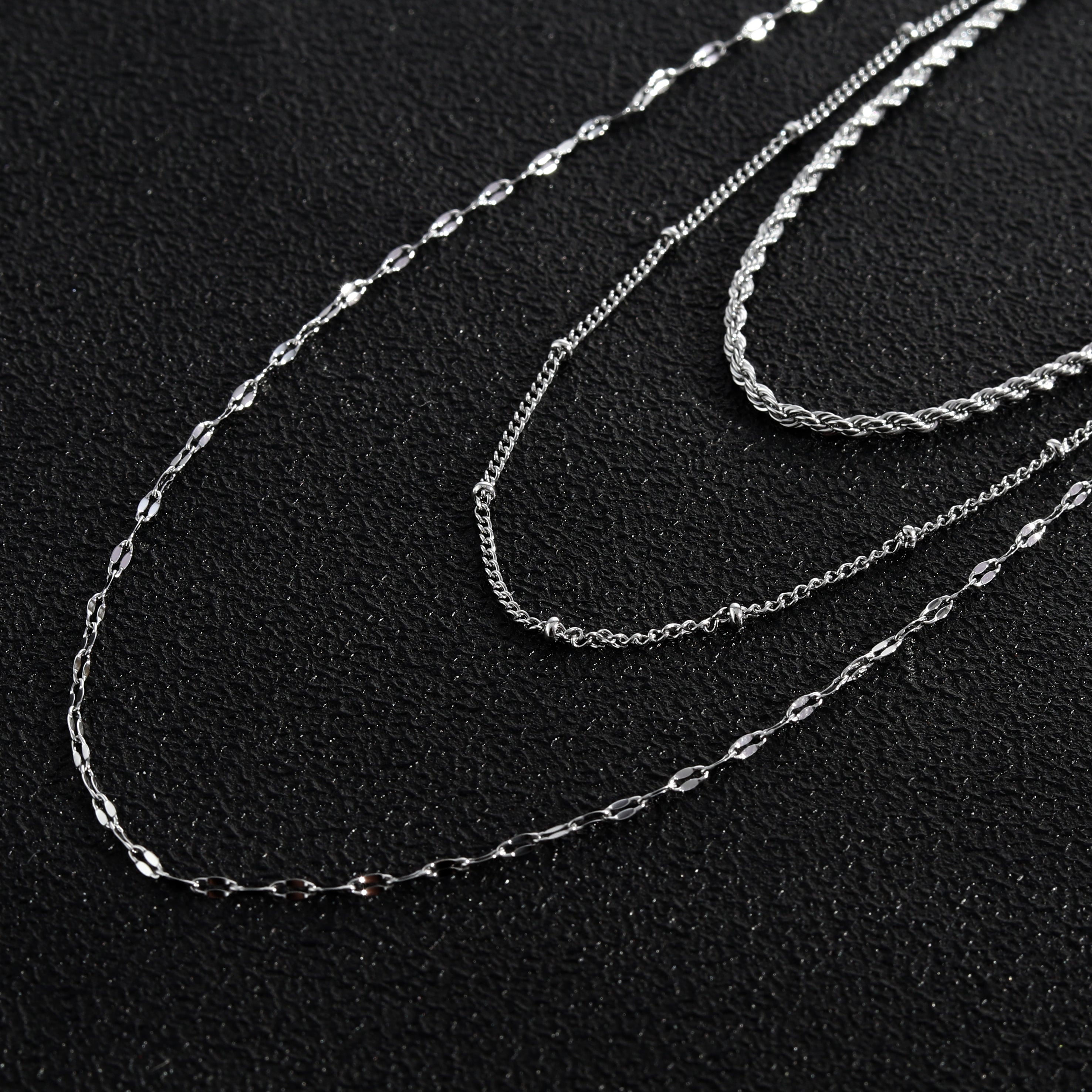 Collier ZURI à trois rangs de chaînes mixtes en argent.