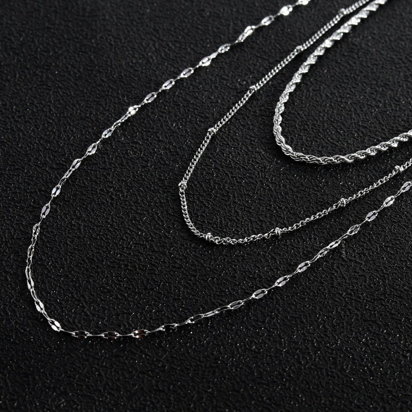 Collier ZURI à trois rangs de chaînes mixtes en argent.
