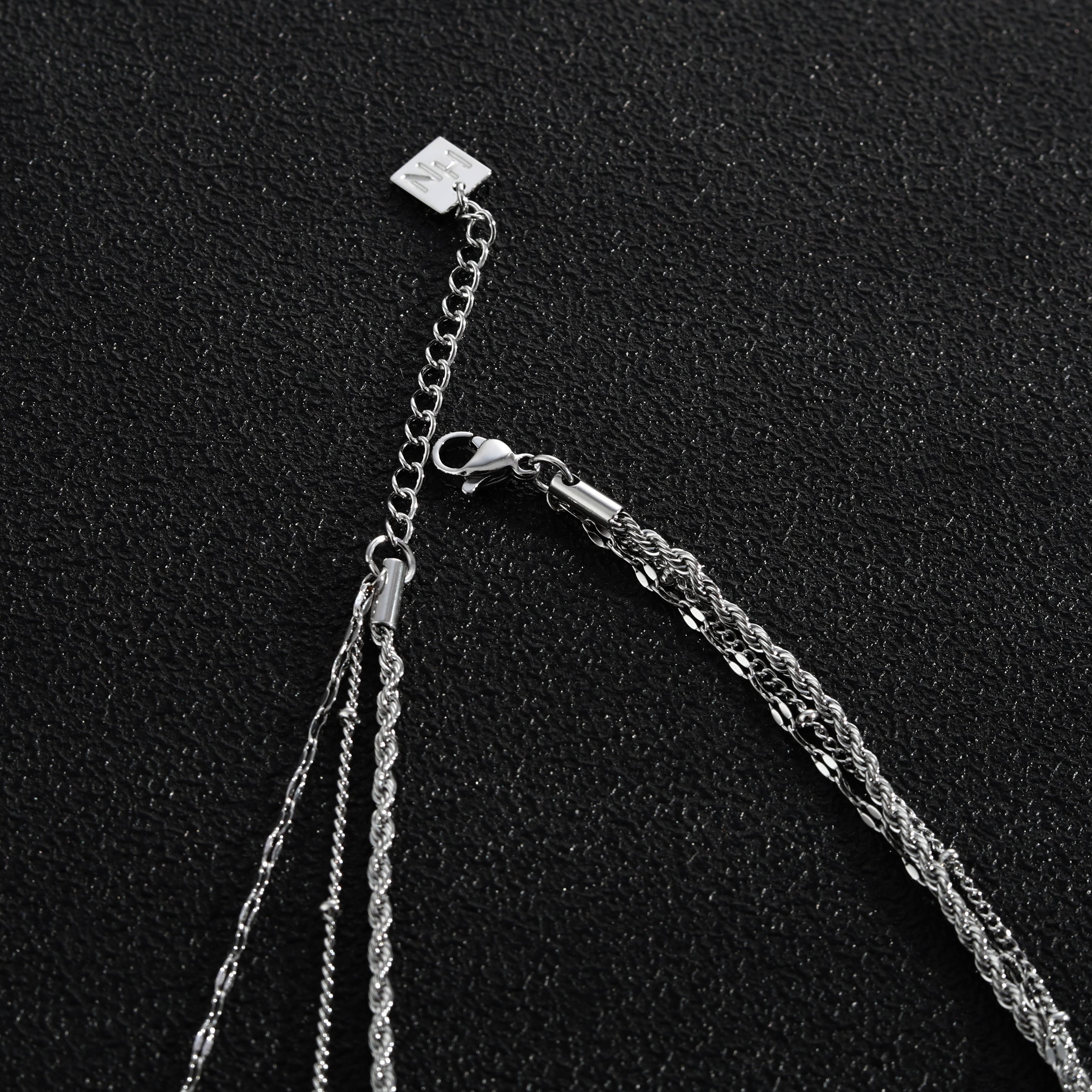 Collier ZURI à trois rangs de chaînes mixtes en argent.