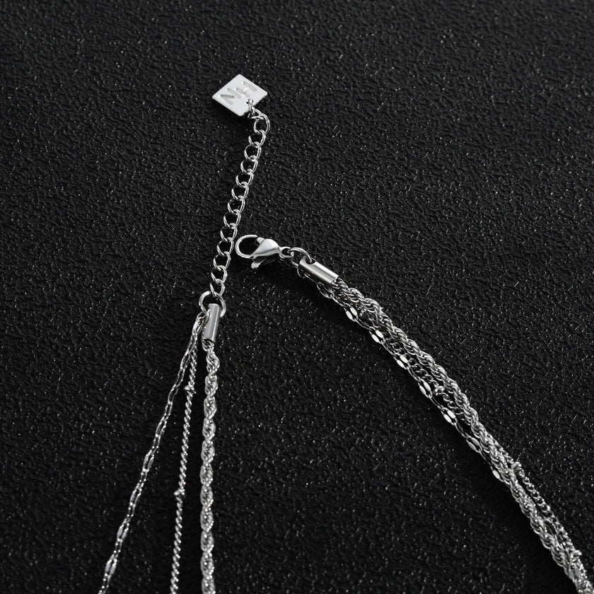 Collier ZURI à trois rangs de chaînes mixtes en argent.