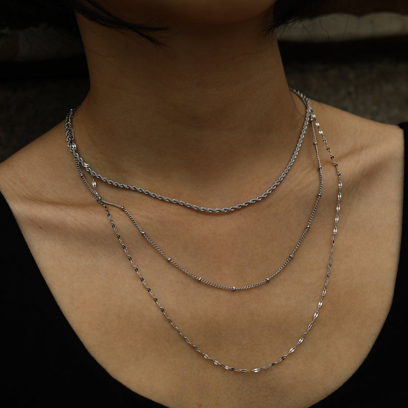 Collier ZURI à trois rangs de chaînes mixtes en argent.