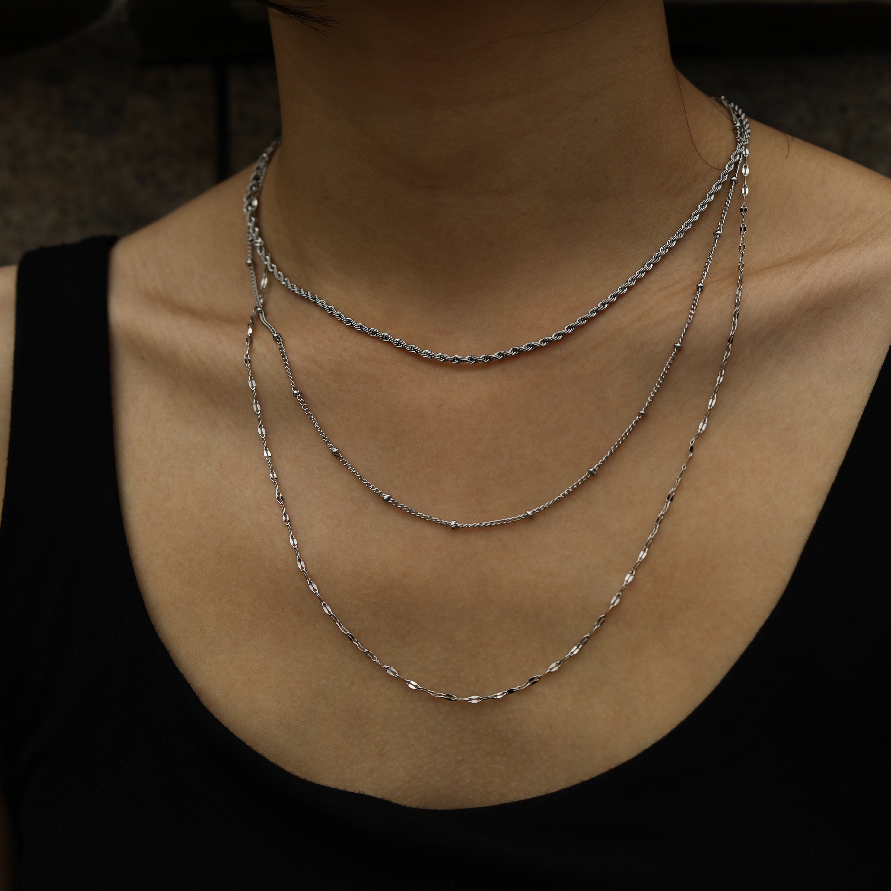 Collier ZURI à trois rangs de chaînes mixtes en argent.