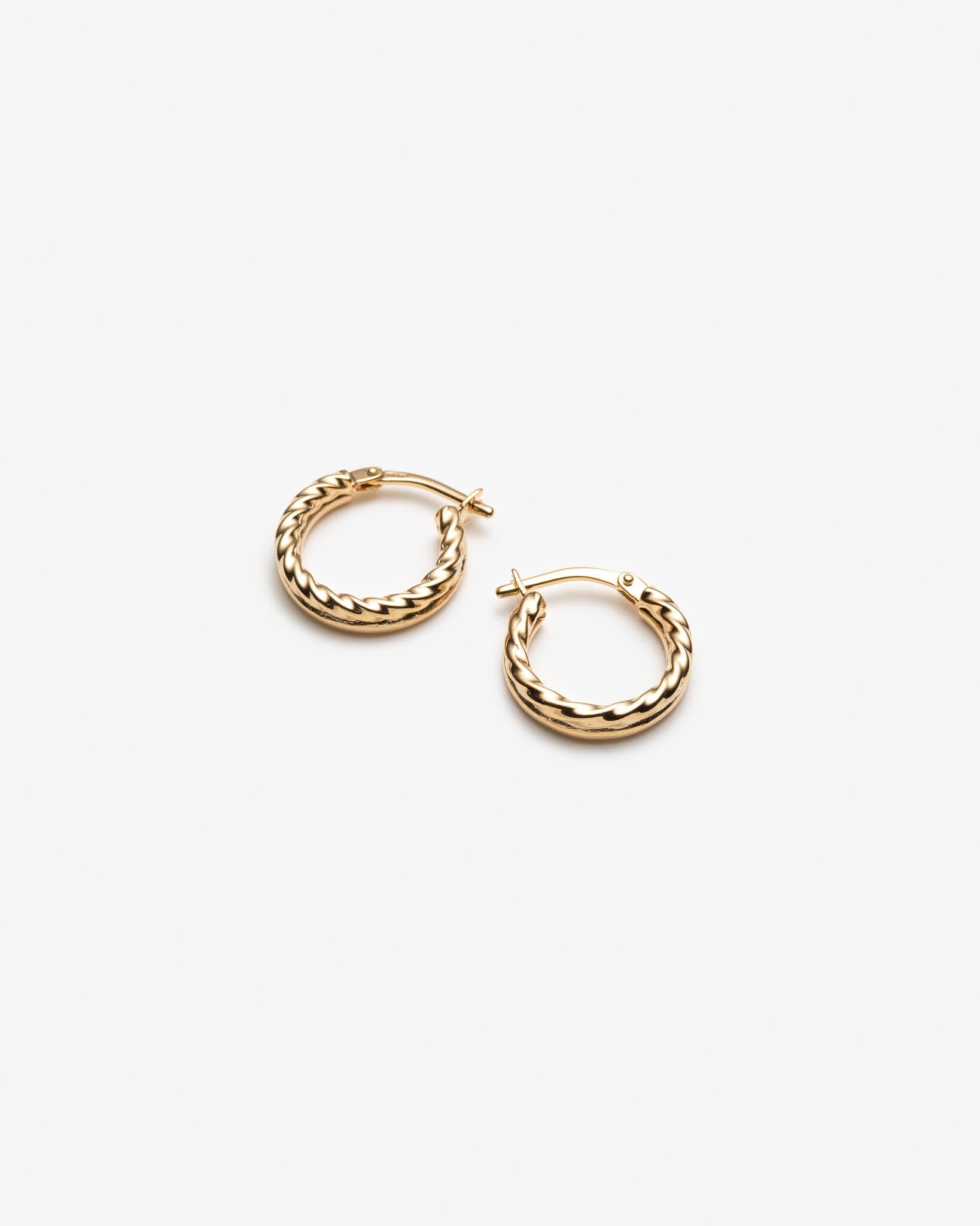 Anneaux torsadés - Boucles d'oreilles or classiques réinventées
