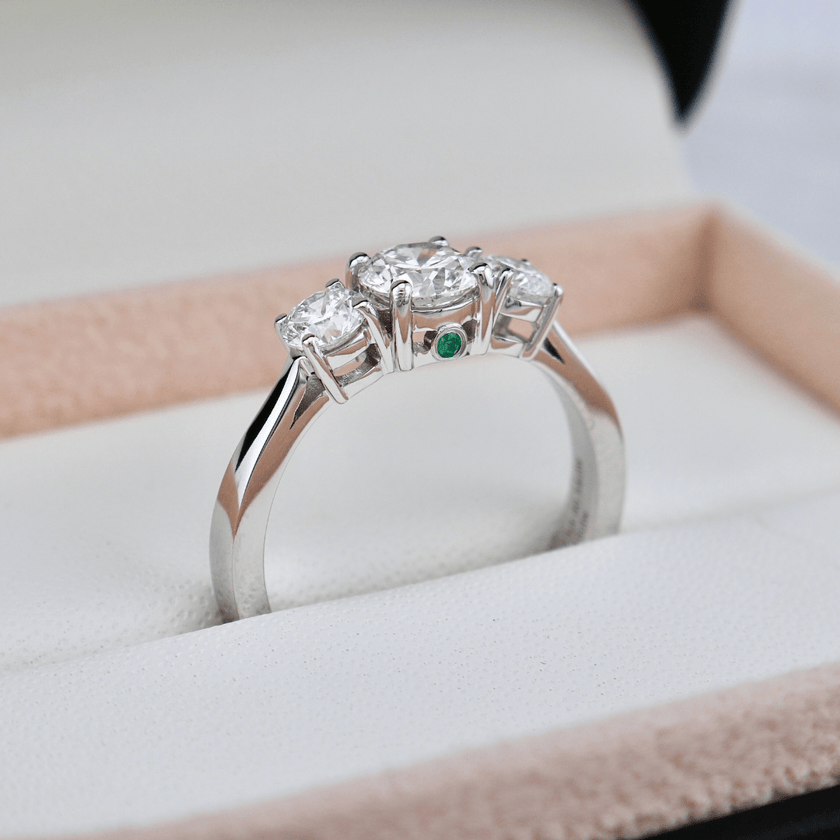 Bague Trilogie à diamants 1,27 CTW  ronds avec accent émeraude