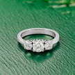 Bague Trilogie à diamants 1,27 CTW  ronds avec accent émeraude