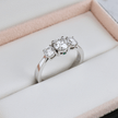 Bague Trilogie à diamants 1,27 CTW  ronds avec accent émeraude