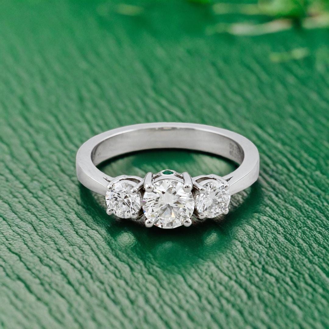 Bague Trilogie à diamants 1,27 CTW  ronds avec accent émeraude