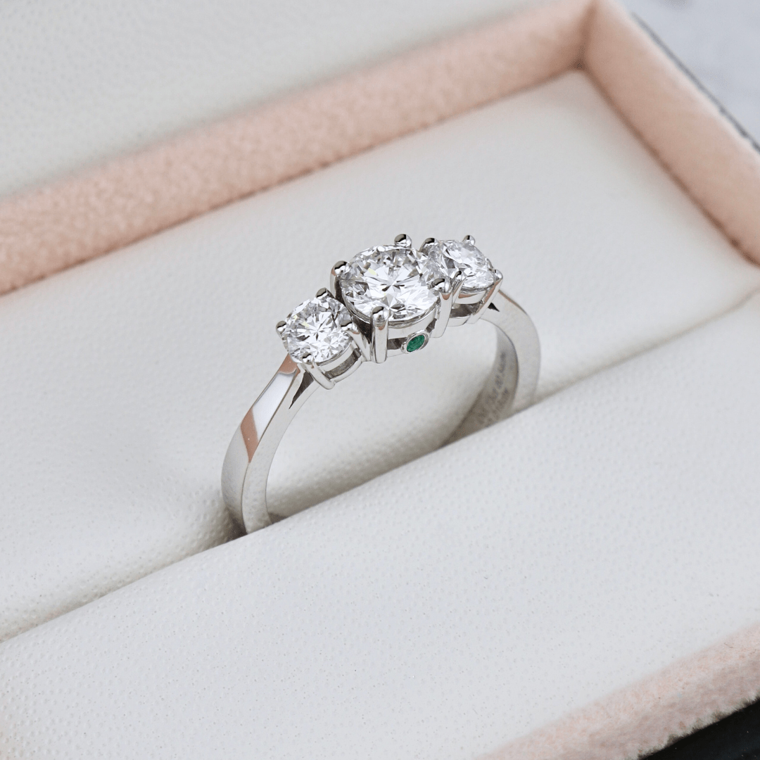 Bague Trilogie à diamants 1,27 CTW  ronds avec accent émeraude