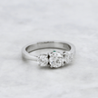 Bague Trilogie à diamants 1,27 CTW  ronds avec accent émeraude