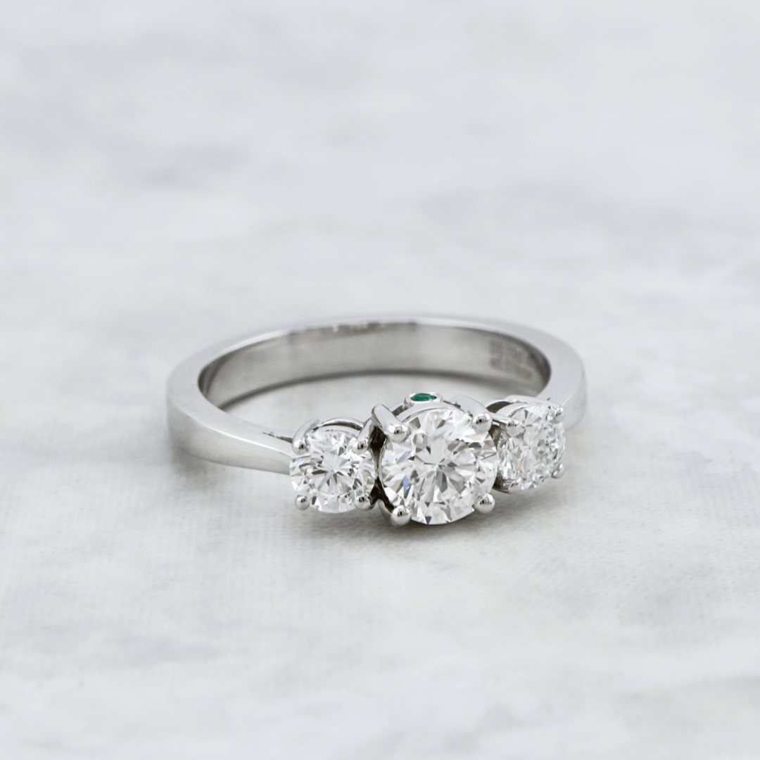 Bague Trilogie à diamants 1,27 CTW  ronds avec accent émeraude