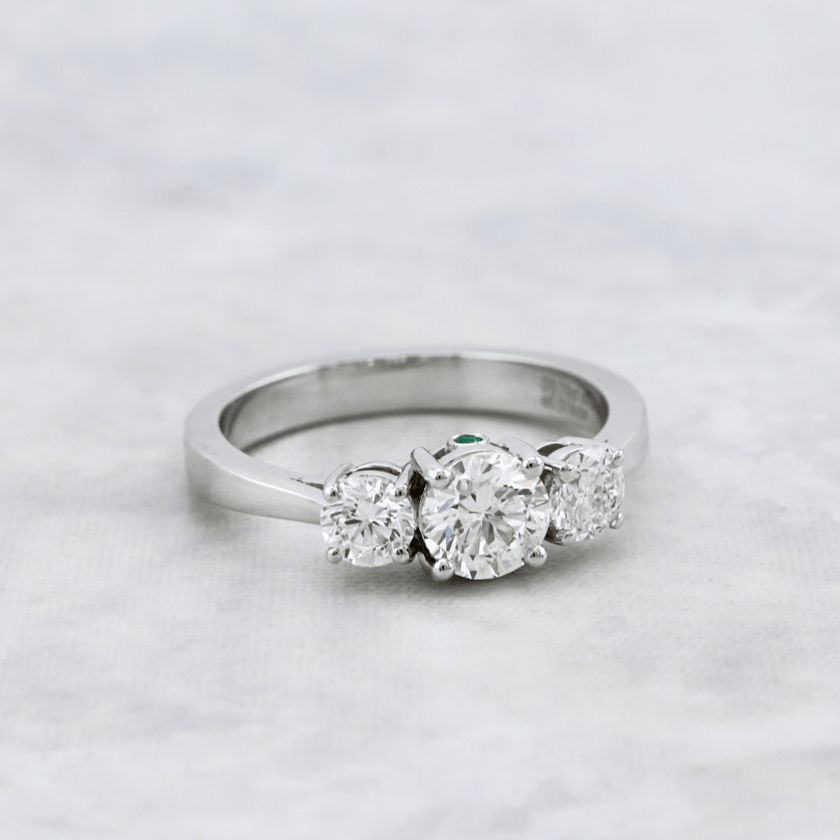 Bague Trilogie à diamants 1,27 CTW  ronds avec accent émeraude
