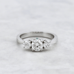 Bague Trilogie à diamants 1,27 CTW  ronds avec accent émeraude