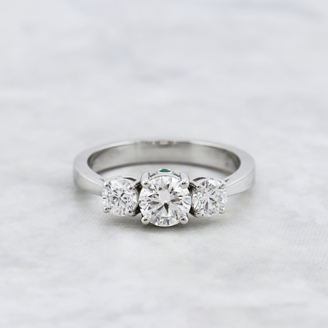 Bague Trilogie à diamants 1,27 CTW  ronds avec accent émeraude