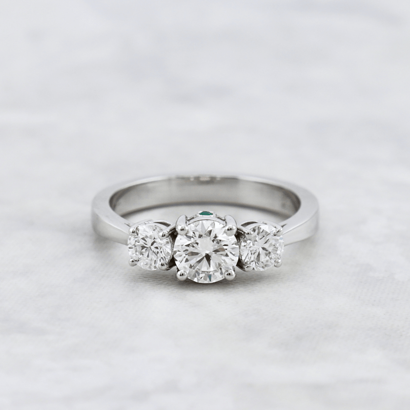 Bague Trilogie à diamants 1,27 CTW  ronds avec accent émeraude