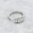 Bague Trilogie à diamants 1,27 CTW  ronds avec accent émeraude