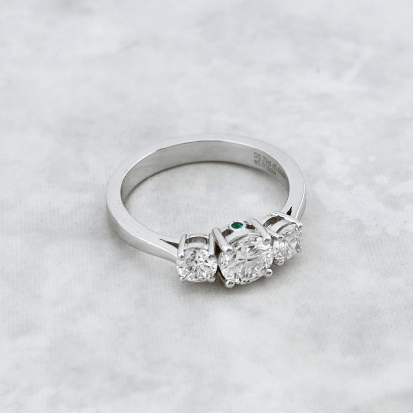 Bague Trilogie à diamants 1,27 CTW  ronds avec accent émeraude