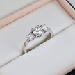 Bague Trilogie à diamants 1,27 CTW  ronds avec accent émeraude