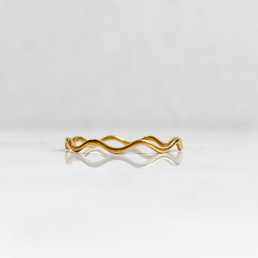 Bague ondulée dorée en acier inoxydable plaqué or 18K | NAÏA