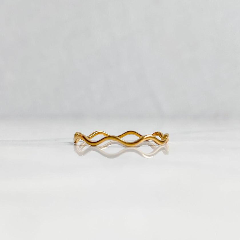 Bague ondulée dorée en acier inoxydable plaqué or 18K | NAÏA