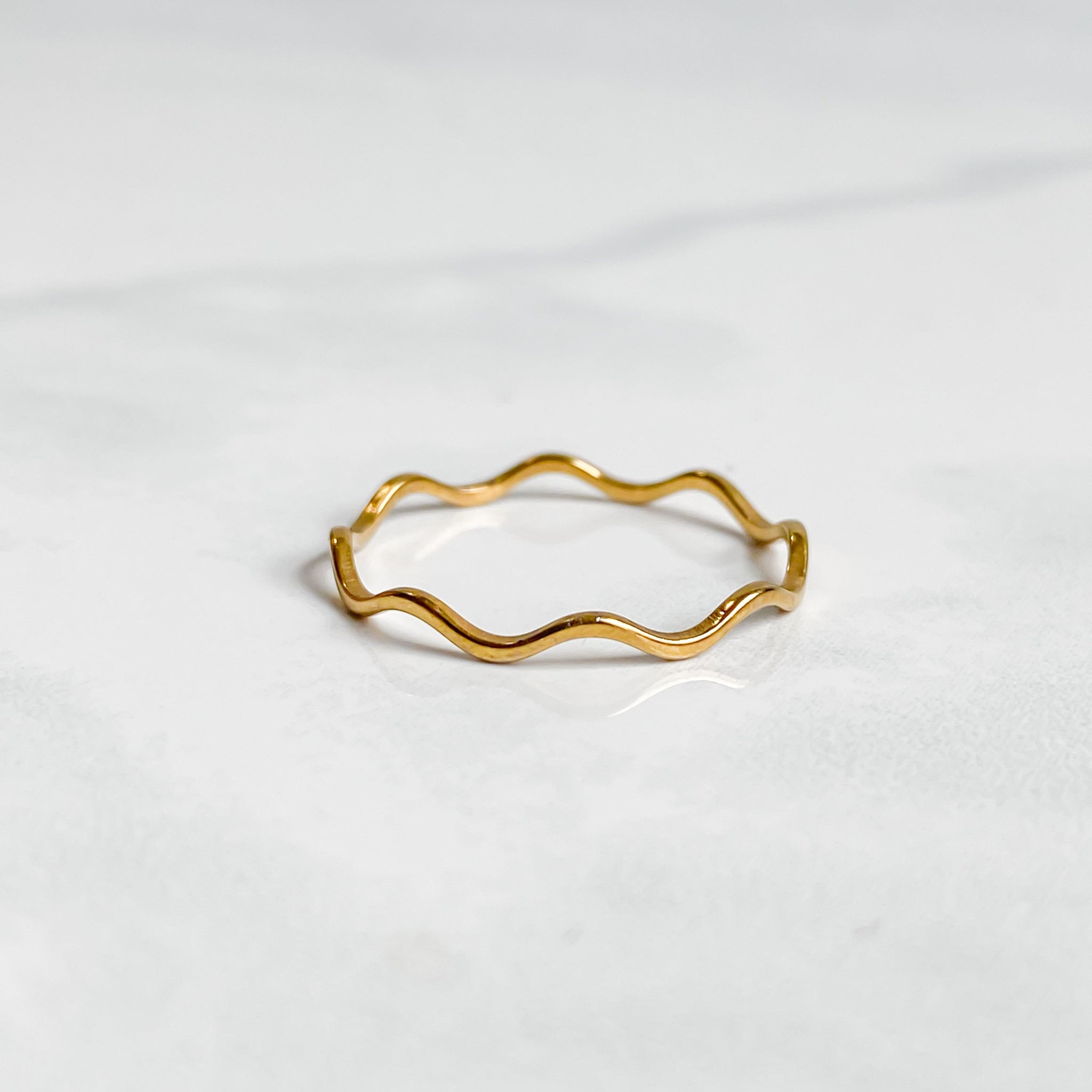 Bague ondulée dorée en acier inoxydable plaqué or 18K | NAÏA