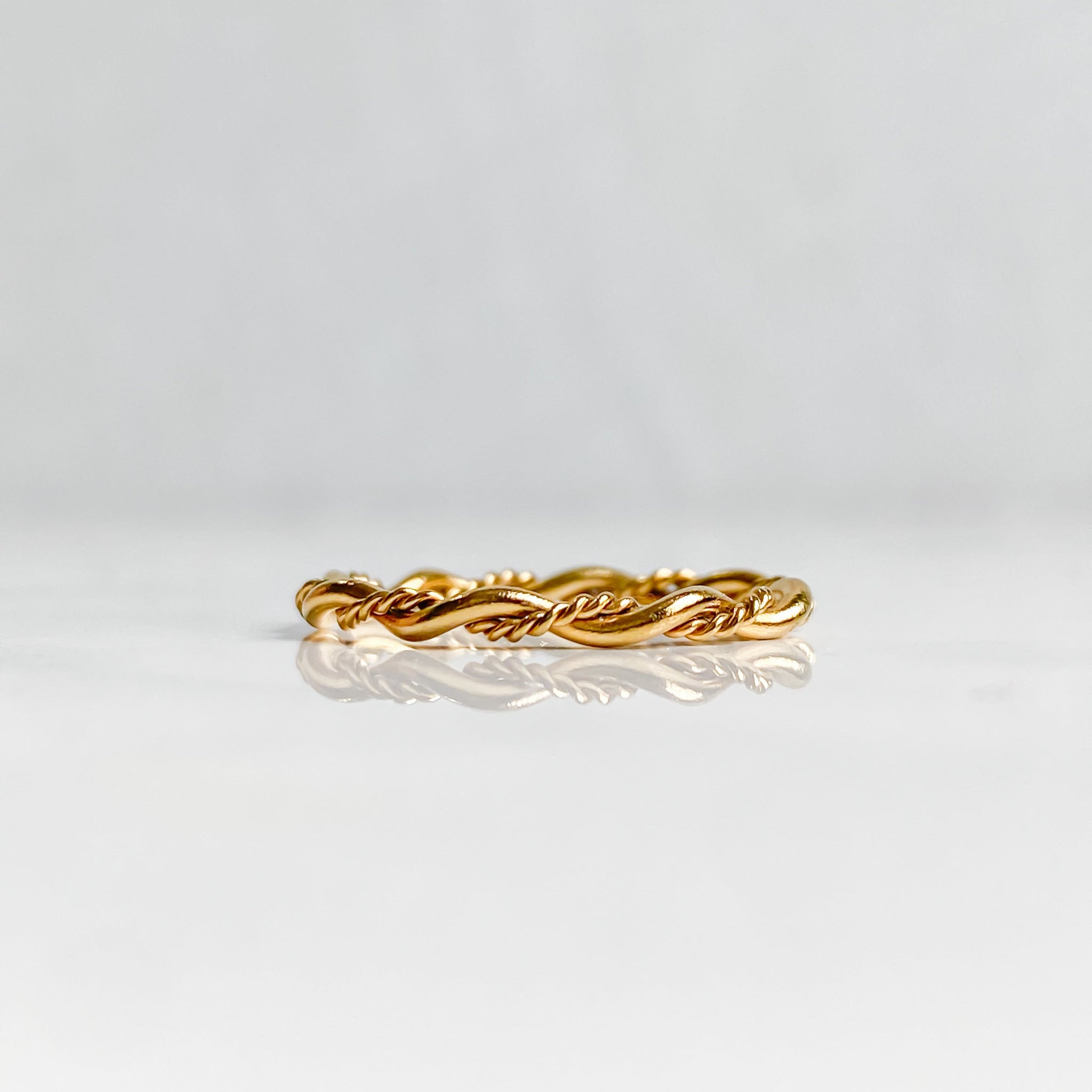Bague torsadée en acier inoxydable plaqué or 18K | RHÉA