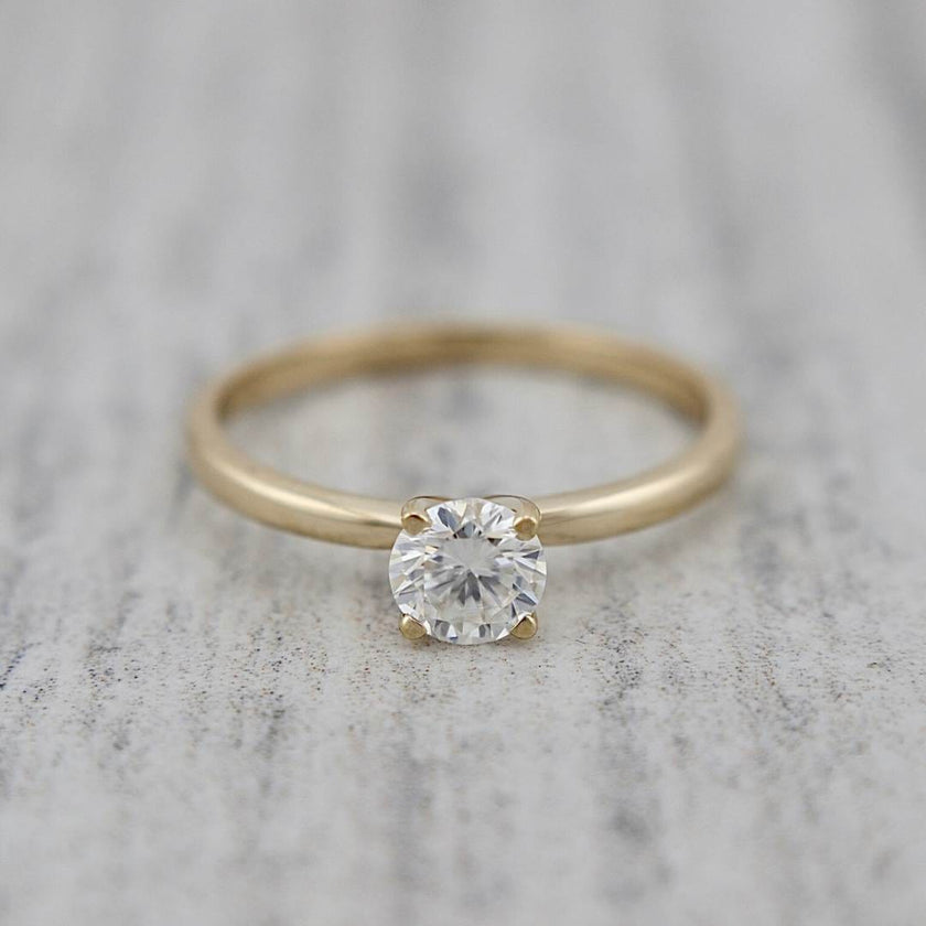 Bague solitaire Classique en or 10K et moissanite 0,5 ct