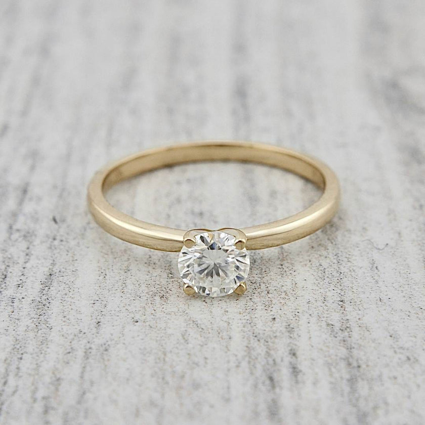 Bague solitaire Classique en or 10K et moissanite 0,5 ct