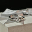 Bague solitaire en or 10K ou argent sterling et moissanites
