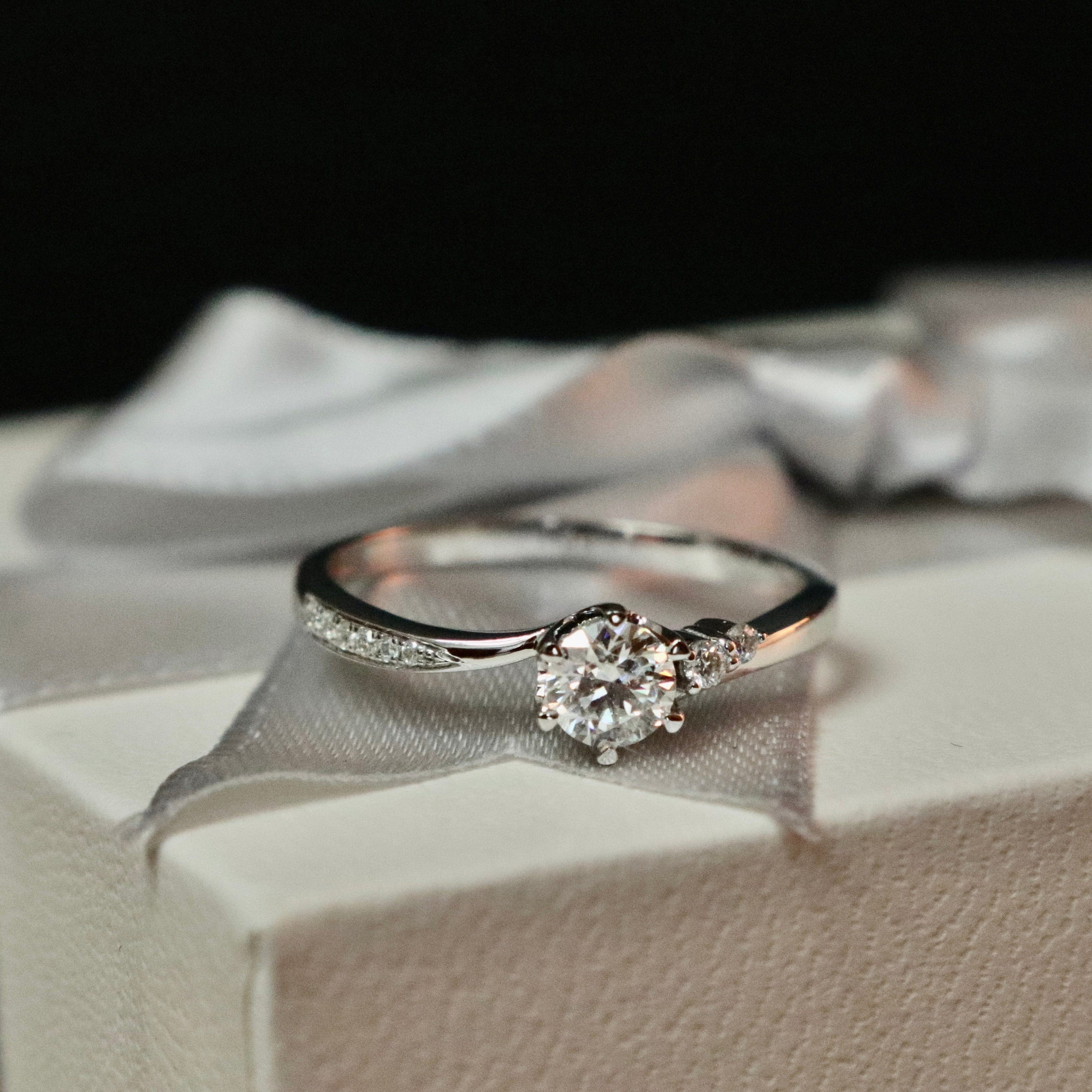 Bague solitaire en or 10K ou argent sterling et moissanites