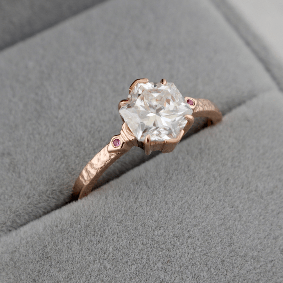 Bague solitaire Martelée Hexagone en or 14K -18K, rubis et moissanite 2ct
