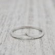 Bague V en or 10K ou argent sterling et moissanite