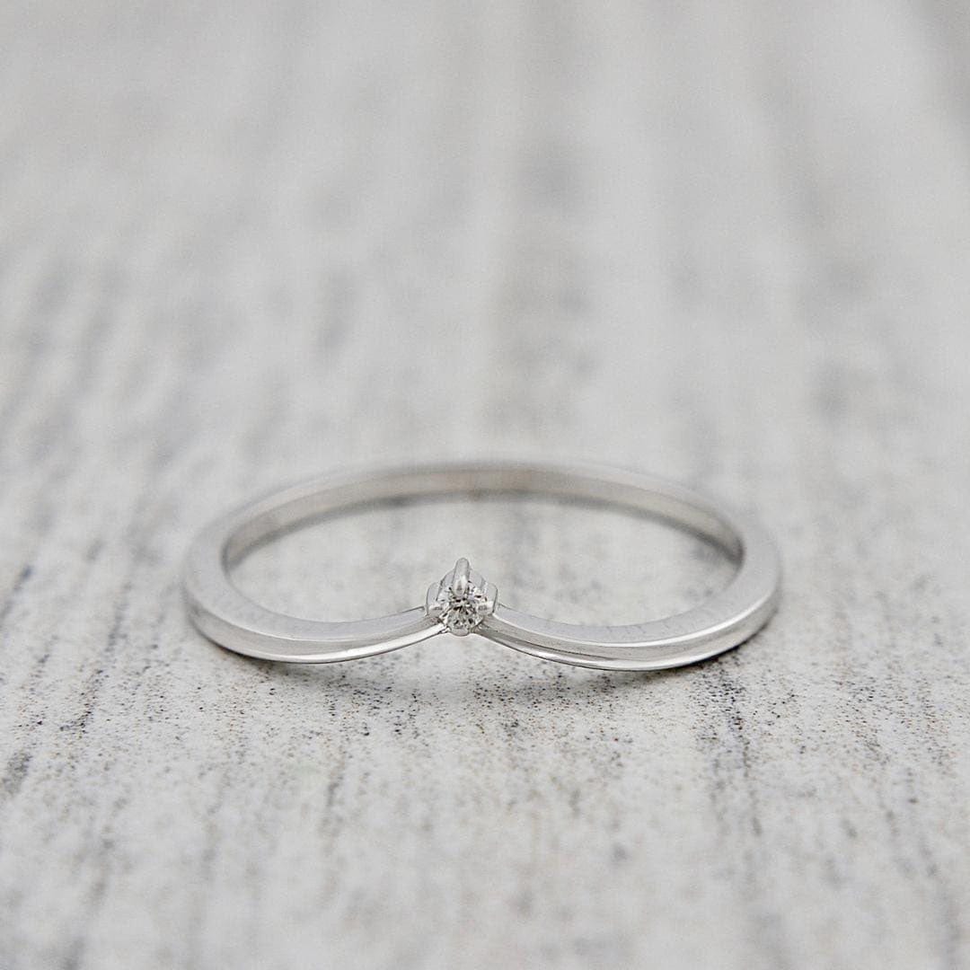 Bague V en or 10K ou argent sterling et moissanite