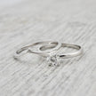 Bague V en or 10K ou argent sterling et moissanite