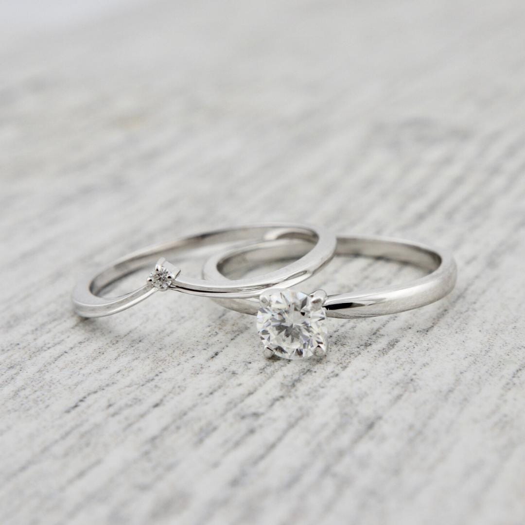 Bague V en or 10K ou argent sterling et moissanite