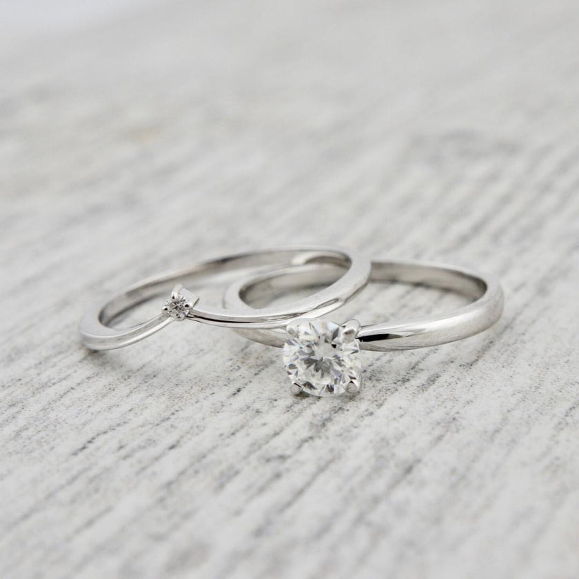 Bague V en or 10K ou argent sterling et moissanite