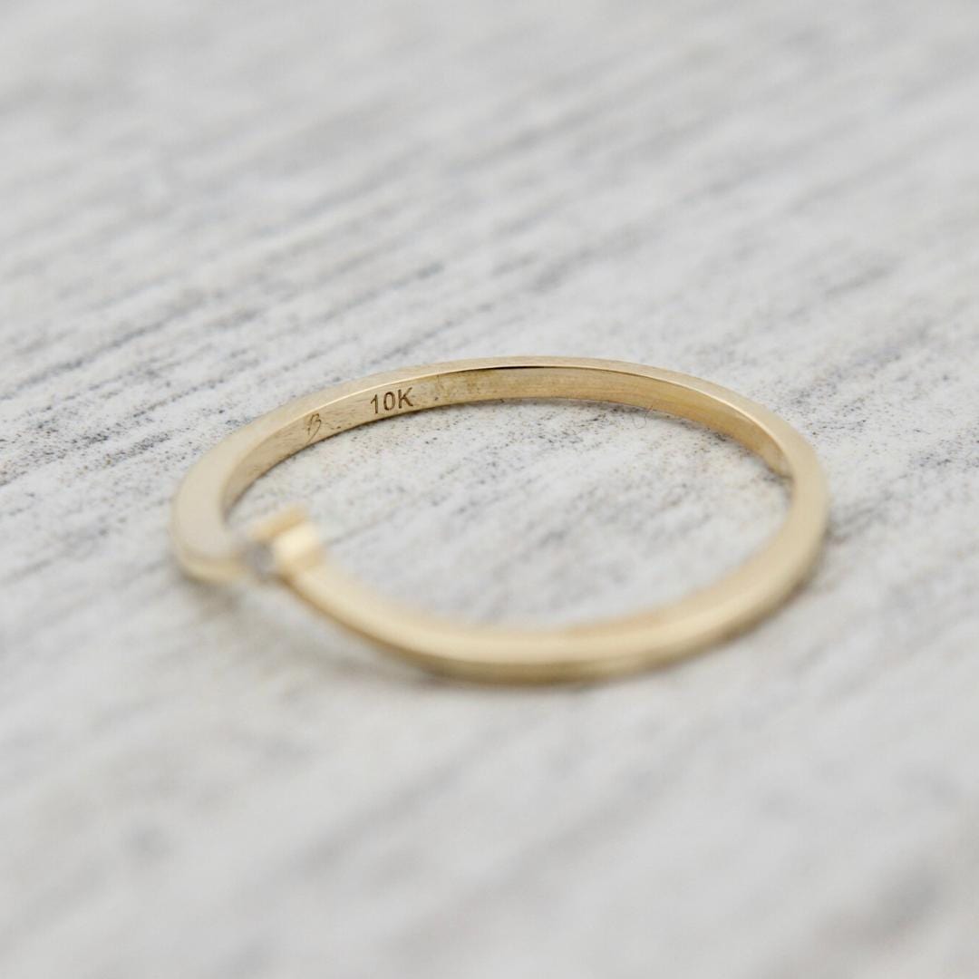 Bague V en or 10K ou argent sterling et moissanite