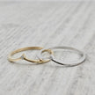 Bague V en or 10K ou argent sterling et moissanite