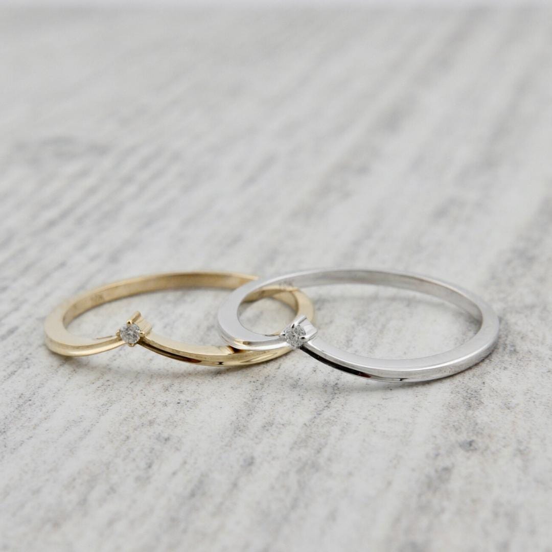 Bague V en or 10K ou argent sterling et moissanite
