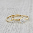 Bague V en or 10K ou argent sterling et moissanite