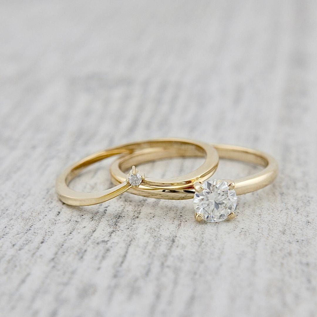 Bague V en or 10K ou argent sterling et moissanite