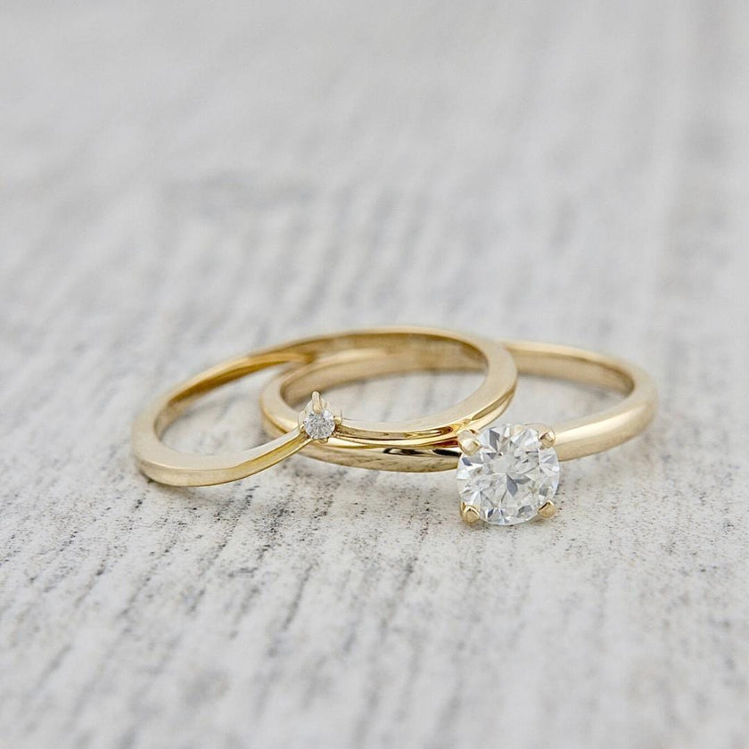 Bague V en or 10K ou argent sterling et moissanite