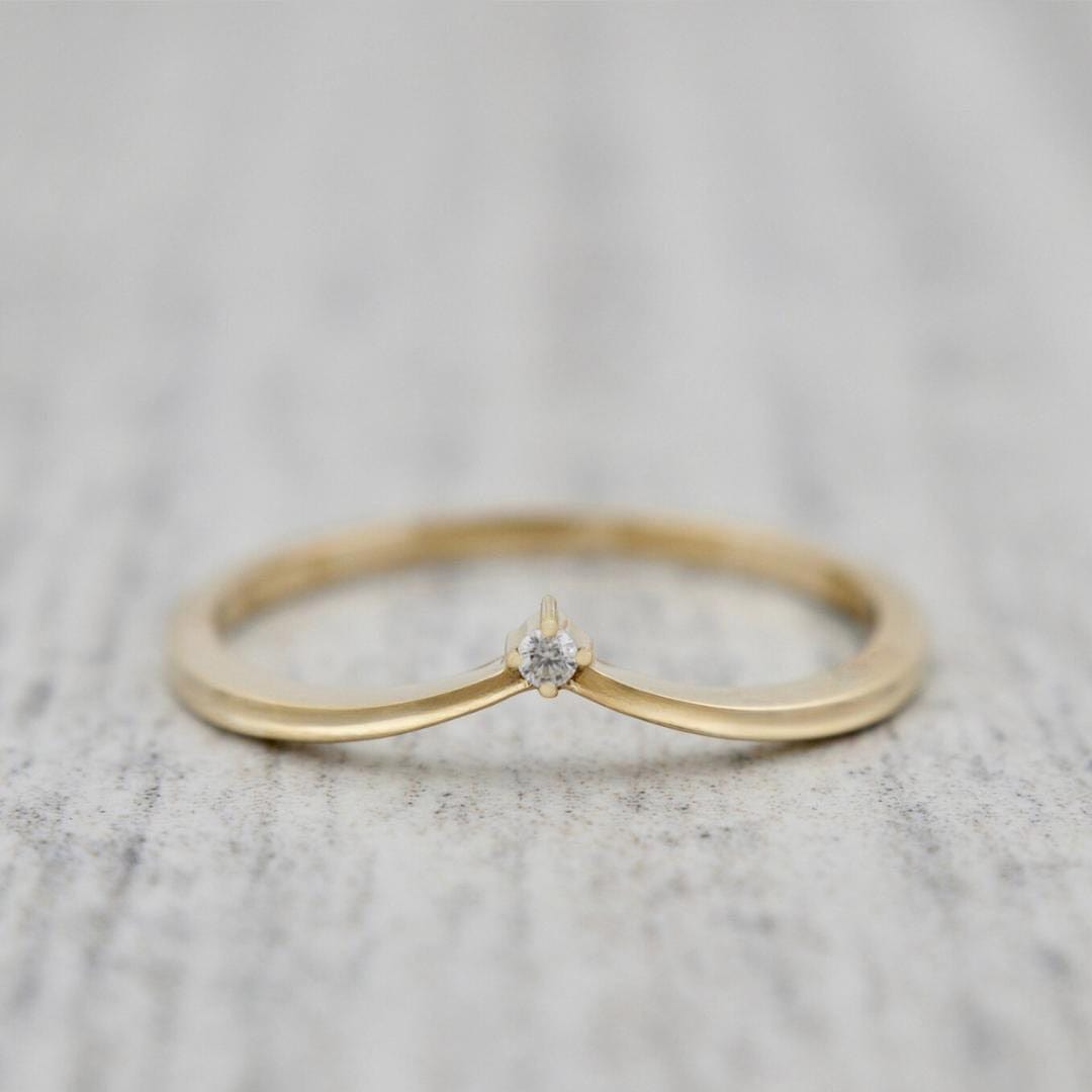 Bague V en or 10K ou argent sterling et moissanite